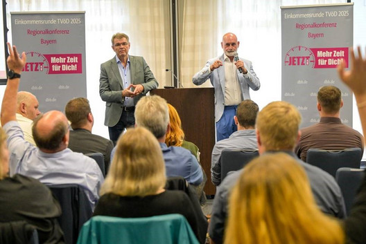 Waldemar Dombrowski und Volker Geyer im Gespräch mit den Teilnehmenden der Regionalkonferenz