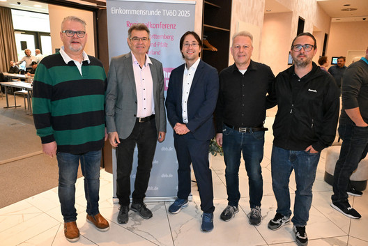 Die Teilnehmenden an der Regionalkonferenz mit Waldemar Dombrowski